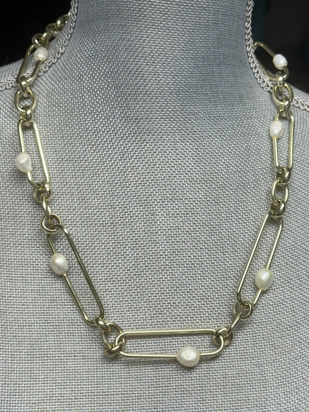 Kendra Scott Lindsay Gold Link Necklace in Pearls
(Larger version)